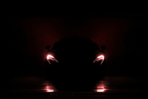 Fari di un auto sportiva nell oscurità totale