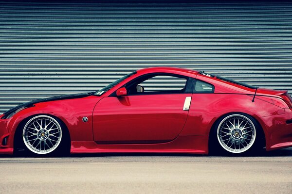 Foto di una nissan 350Z rossa sullo sfondo di un Rollet chiuso
