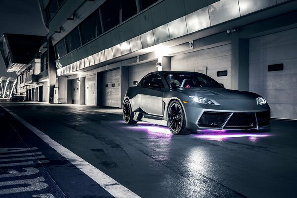 Bella Mazda RH-8 sulla strada di notte