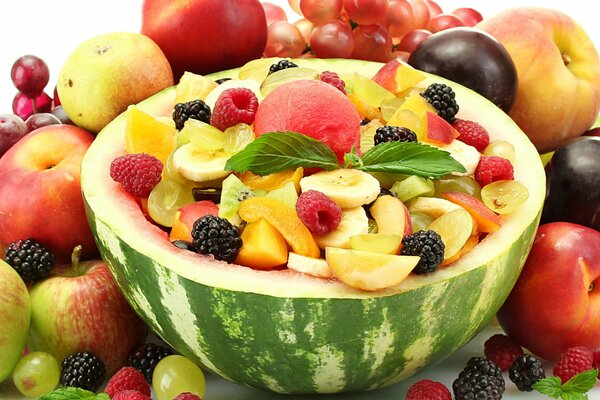 Frutti di bosco e frutta assortiti per l umore estivo
