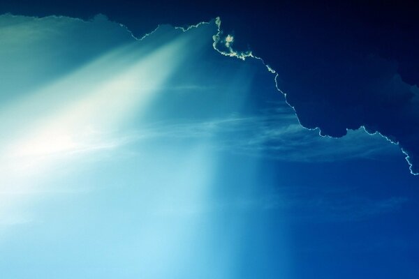 I raggi del sole trafiggono i cieli