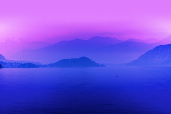 Lago nella nebbia al mattino presto