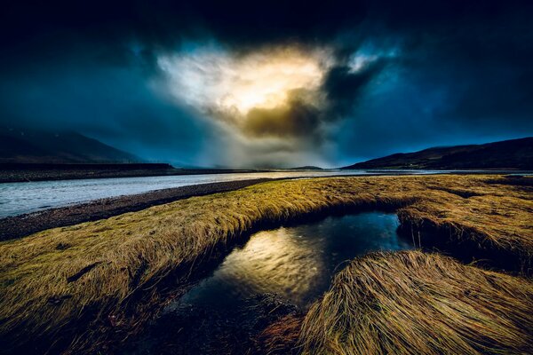 Fiume notturno e nuvole spesse