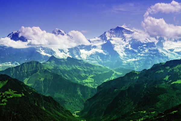 La natura disegna montagne con nuvole