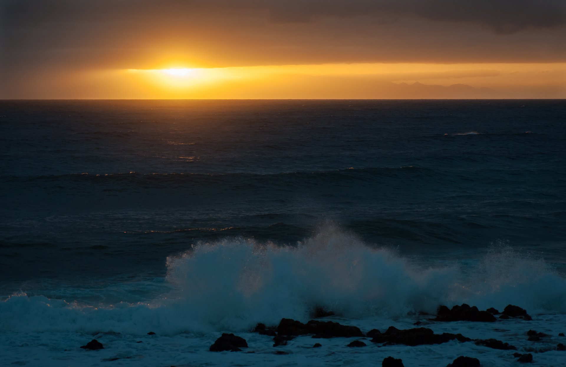 mare pietre onde tramonto sole