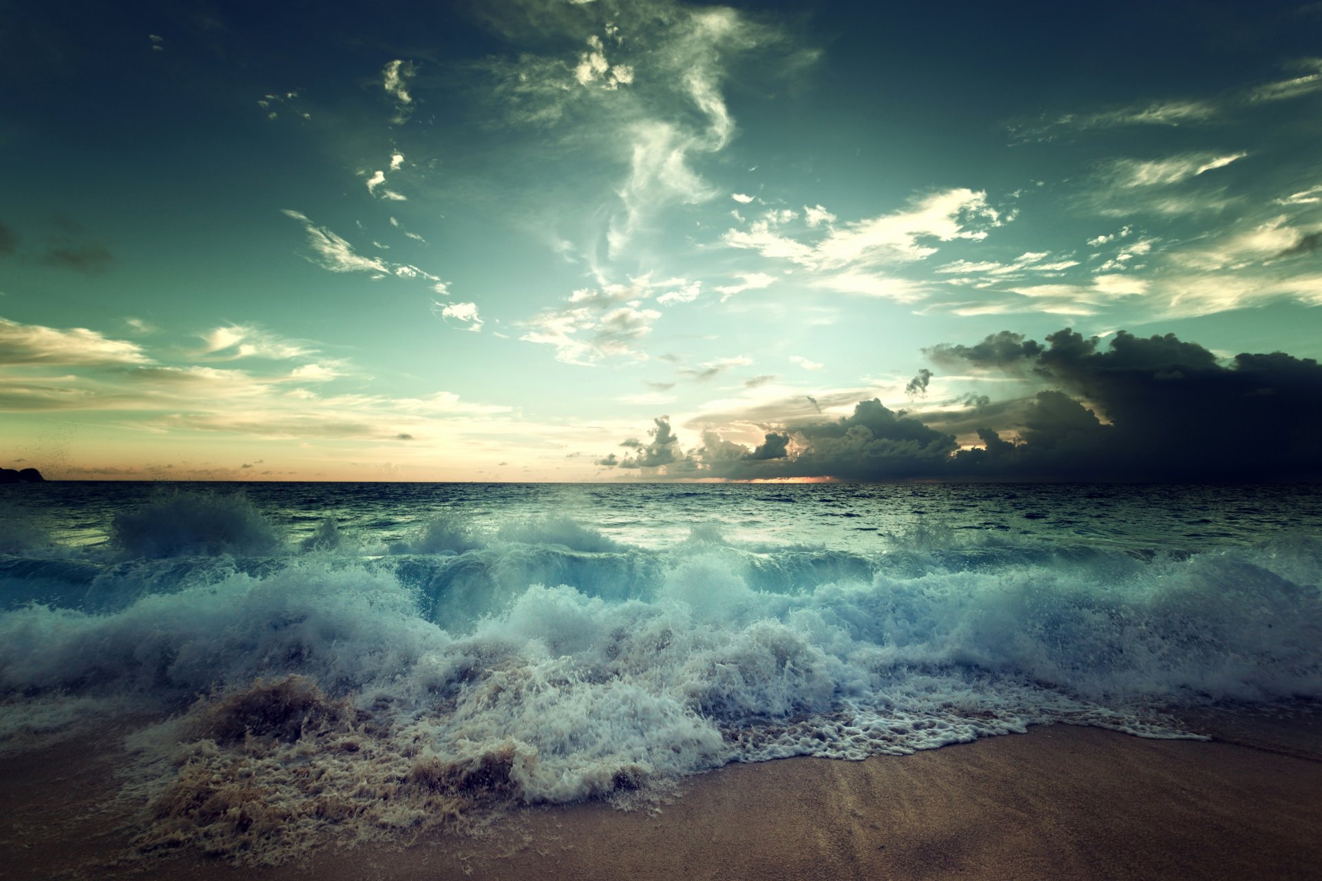 mare riva sabbia onde surf nuvole