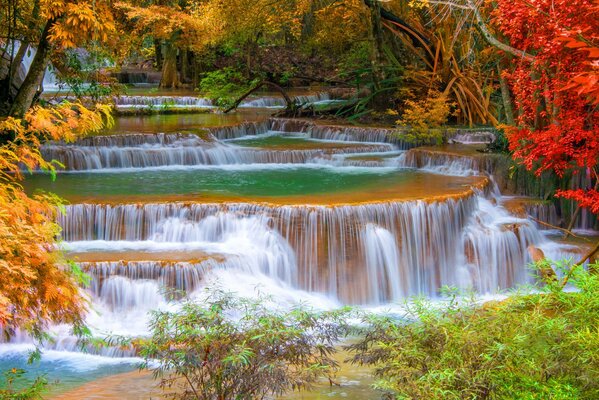 Il paesaggio autunnale offre una vista sulla cascata