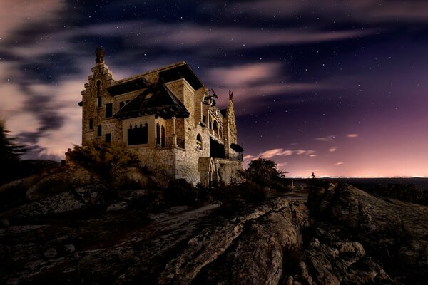 Antico castello sullo sfondo del cielo notturno