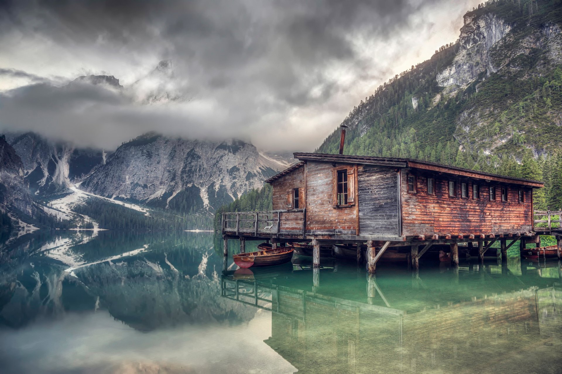lago braies lago barca montagne riflessione