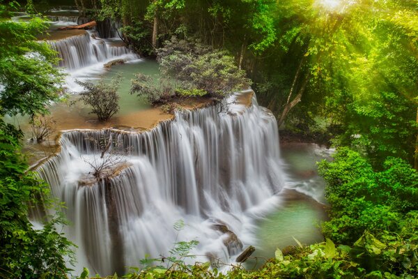 Cascata in Thailandia nella giungla verde