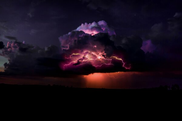 Fulmine sullo sfondo del cielo notturno