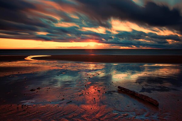 Tramonto sulla riva del mare