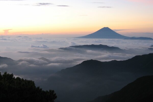 Vulcano tra le nuvole. Fujiyama. Giappone