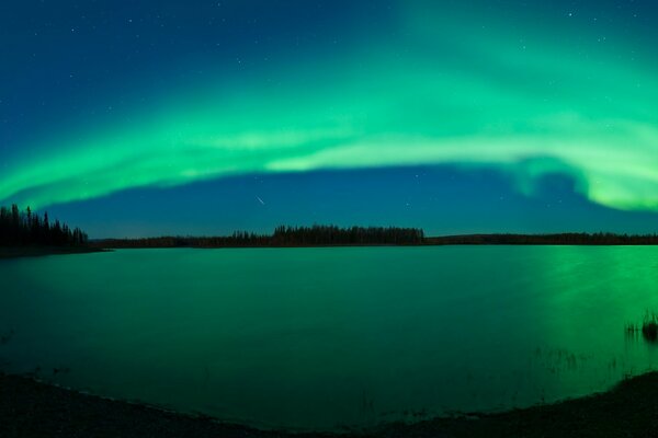Ipnotizzante aurora boreale vicino al fiume