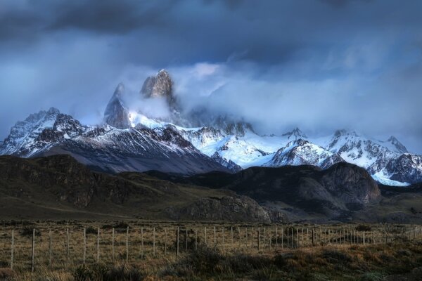 Montagne Argentine in nuvole nebbiose