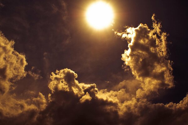Nuvole dorate e luna piena minacciosa