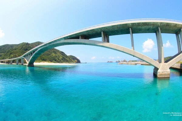 Ponte straordinario nella Baia Blu