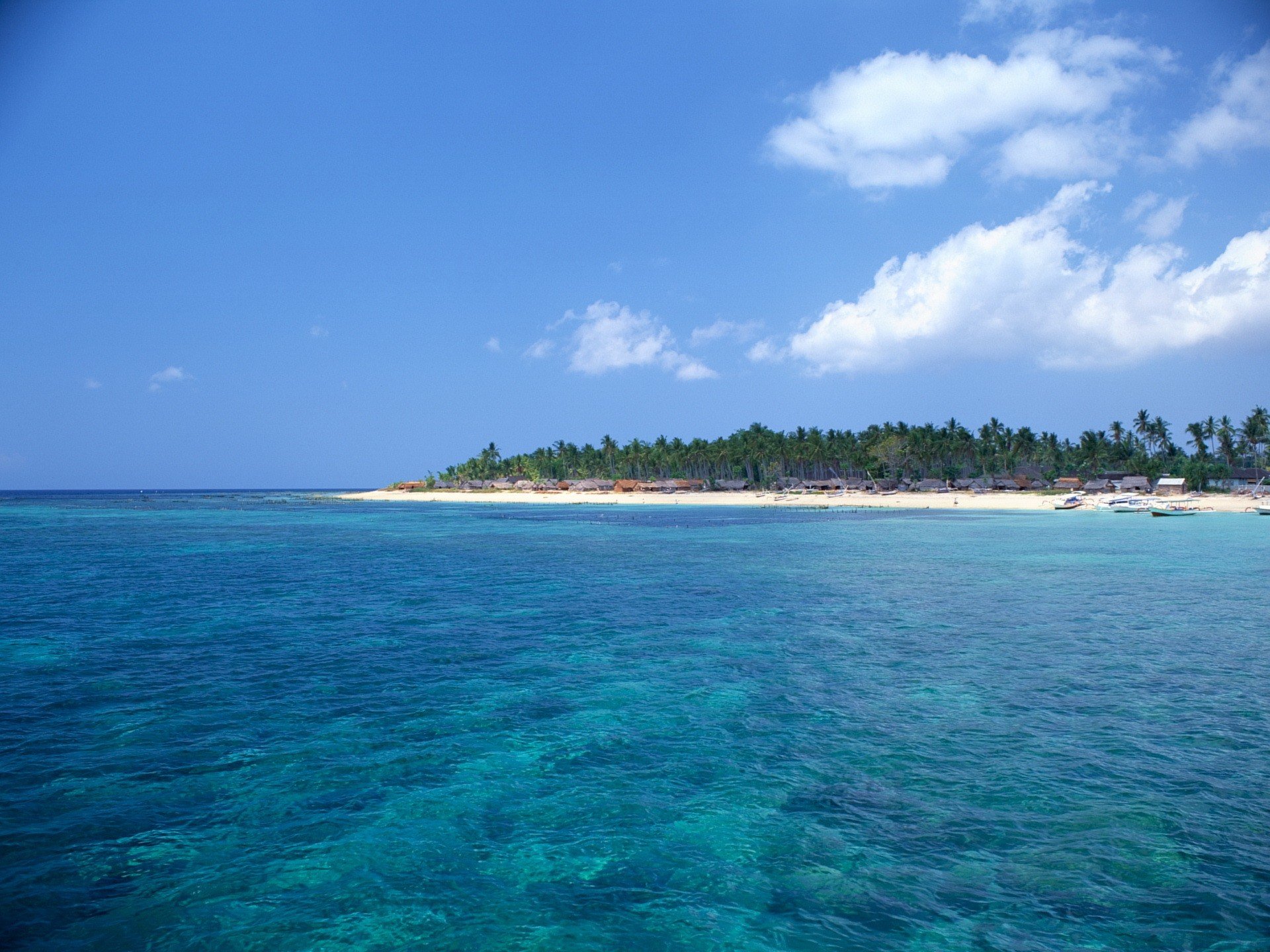 isola capanne mare nuvole
