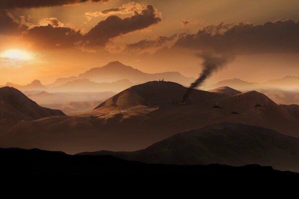 Tramonto nel deserto. Sullo sfondo di un uragano