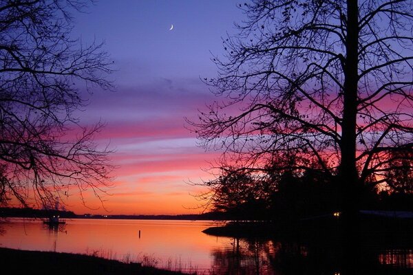 Tramonto sulla riva del fiume