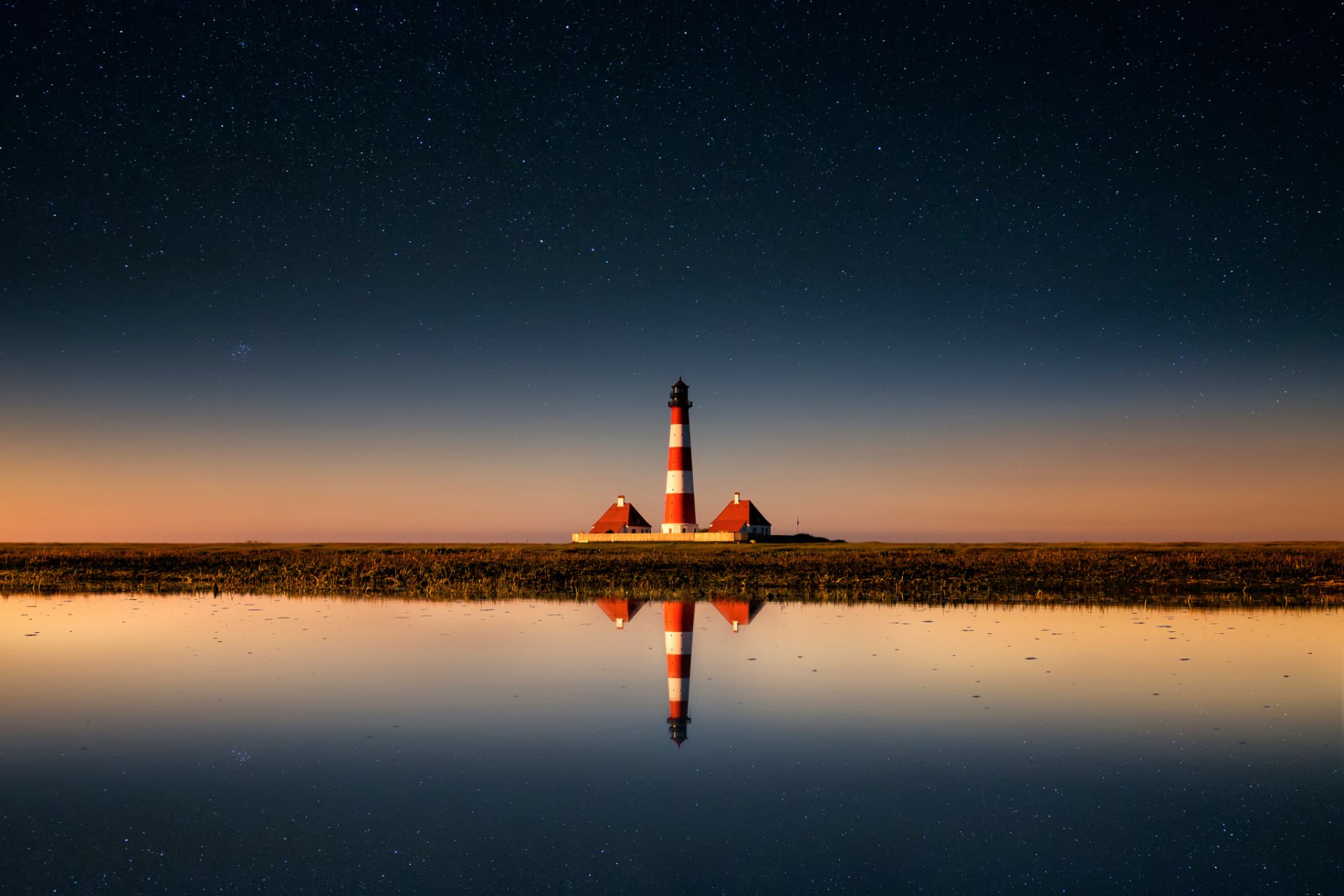 faro cielo riflessione