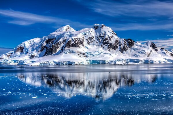 Isola innevata nel mare d inverno