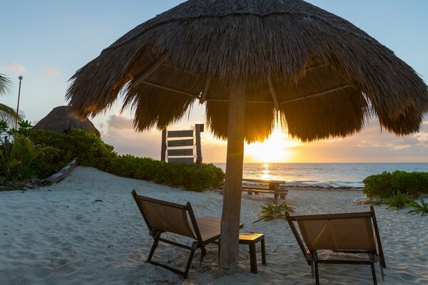 Paradiso tropicale in riva al mare e al tramonto