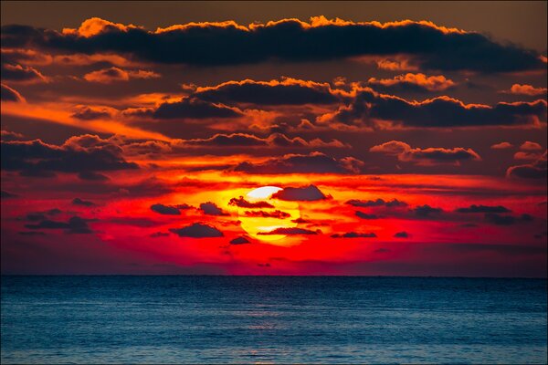 Tramonto rosso sul mare in Crimea