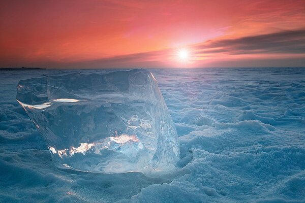 Neve contro il cielo rosso