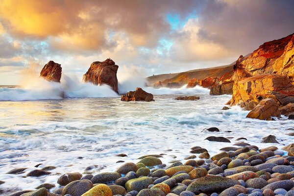 Onde vicino alla riva al tramonto