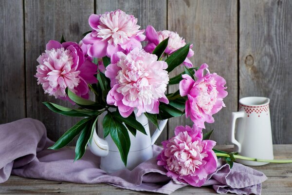 Lntnaya tema con peonie in vaso