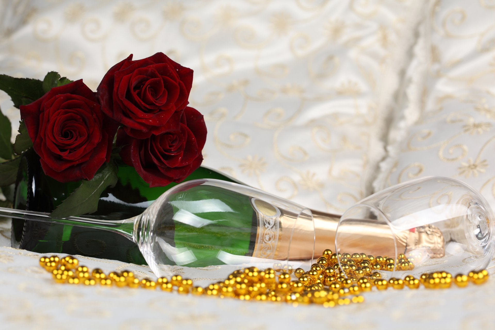 fiori rose champagne occhiali