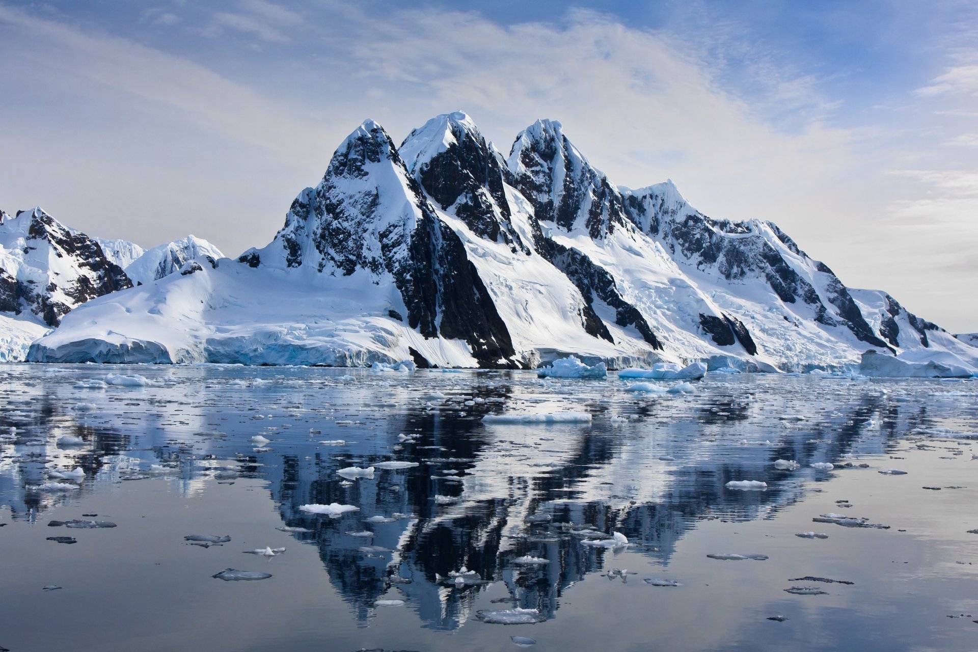 rocce neve acqua cielo riflessione
