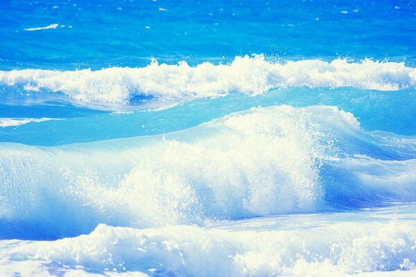 Le onde dell oceano blu si infrangono sulla riva