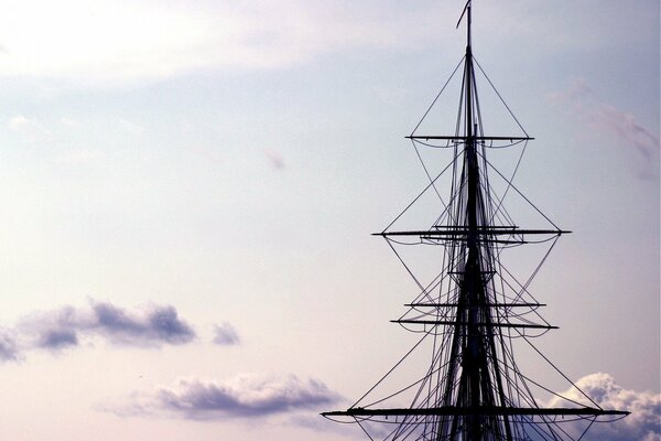 Albero della nave su uno sfondo di nuvole