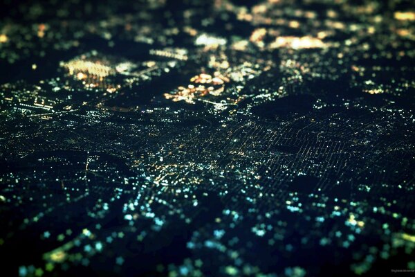 Luci e luci della città notturna nella foto panoramica