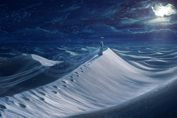 Deserto notturno, tutto inondato di luce blu della luna, ragazza in abito che si arrampica sulle dune, più vicino al cielo