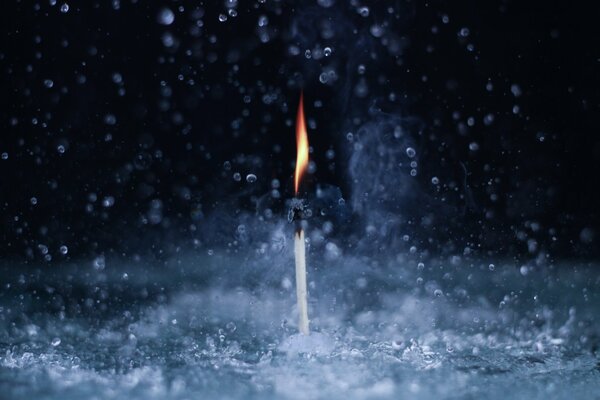 Fuoco della partita in spruzzi d acqua