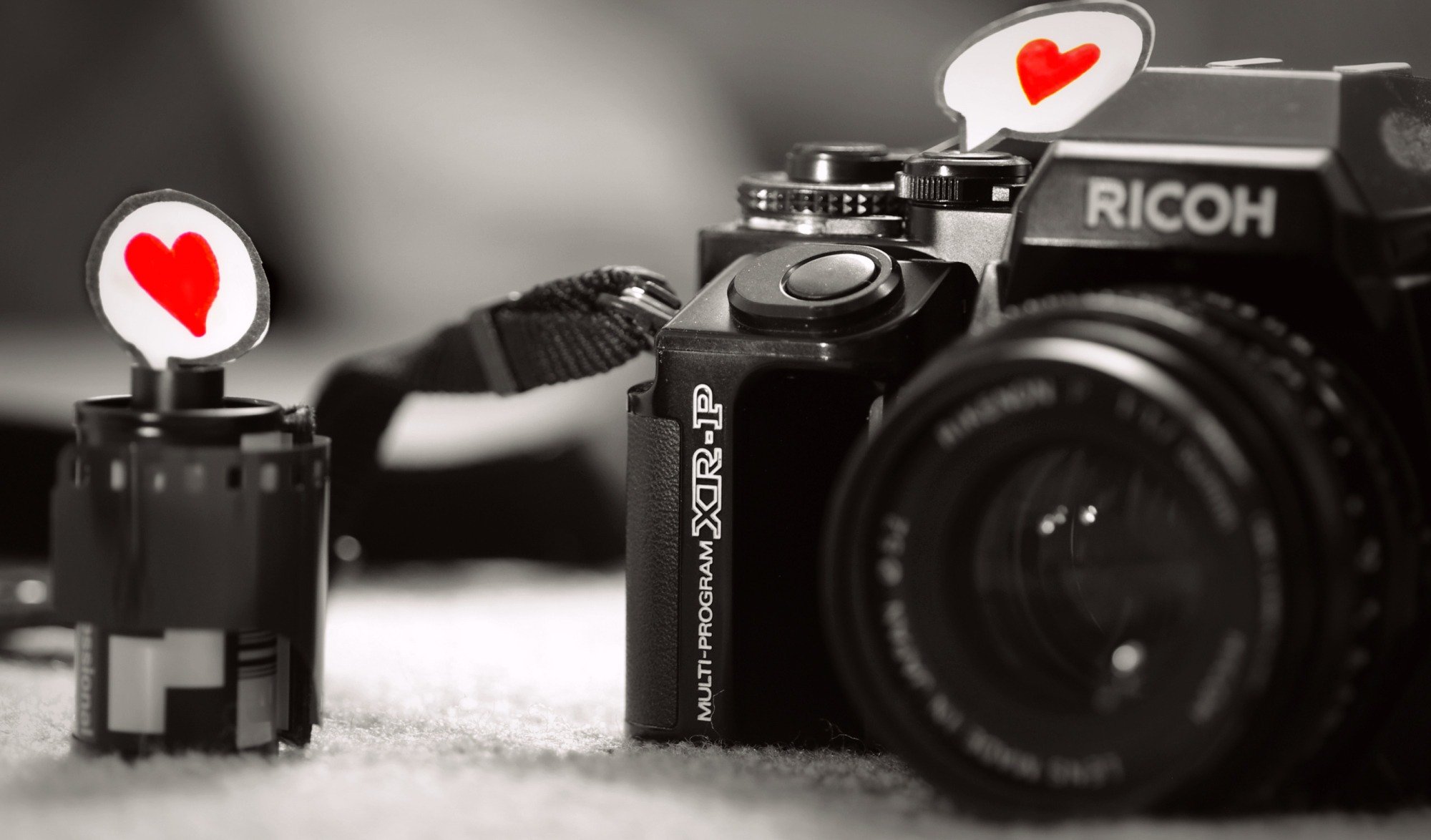 macro amore cuore sentimento carta bianco e nero macchina fotografica macchina fotografica lente sfondo grigio pellicola