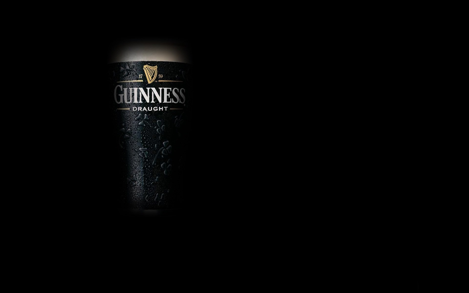 guinness birra bicchiere sfondo scuro gocce freddo