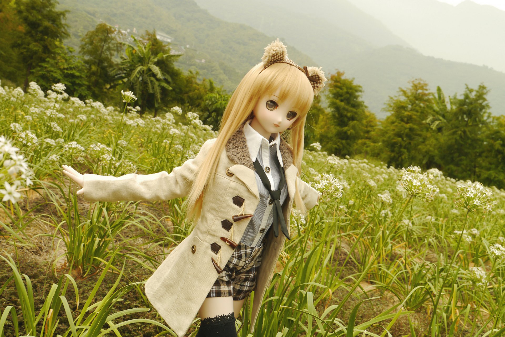 bambola giocattolo campo natura