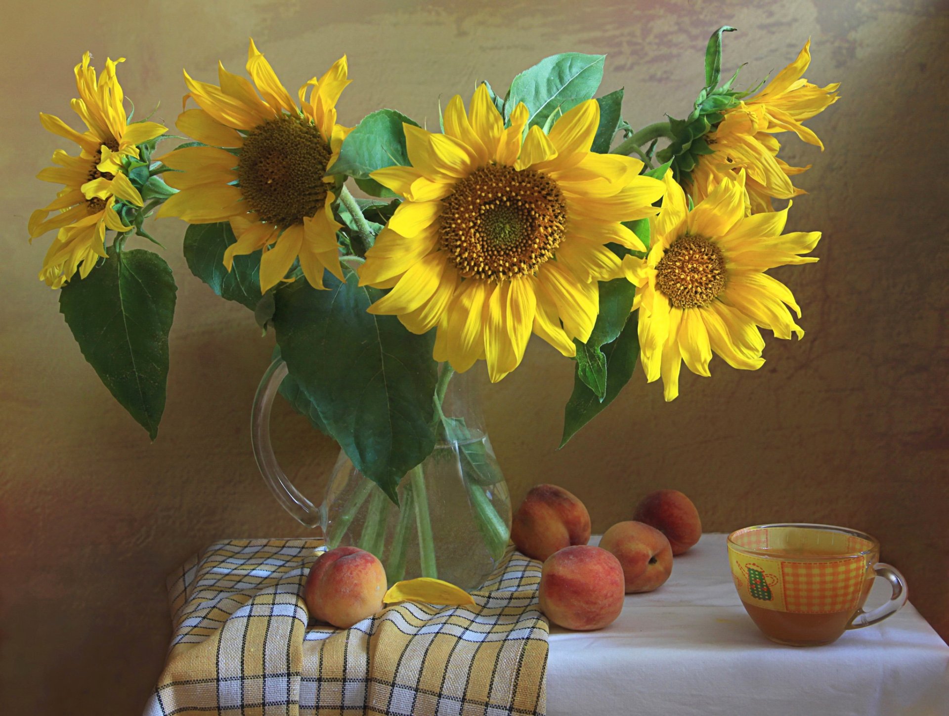 natura morta brocca fiori girasole pesche tazza
