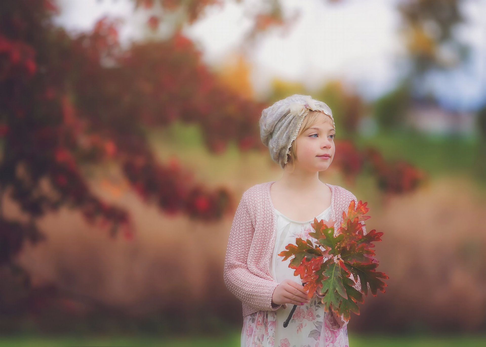 ragazza ritratto autunnale foglie bokeh