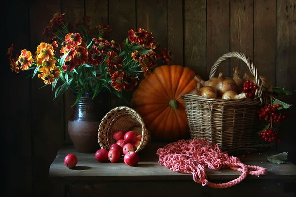 Immagine autunnale dove ci sono mele e zucca