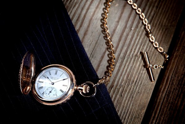 Orologio Da Tasca vintage con catena sul tavolo