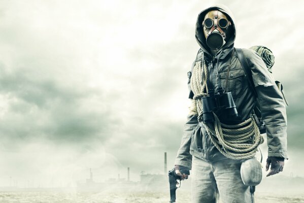 Uomo post-apocalittico in maschera antigas con pistola