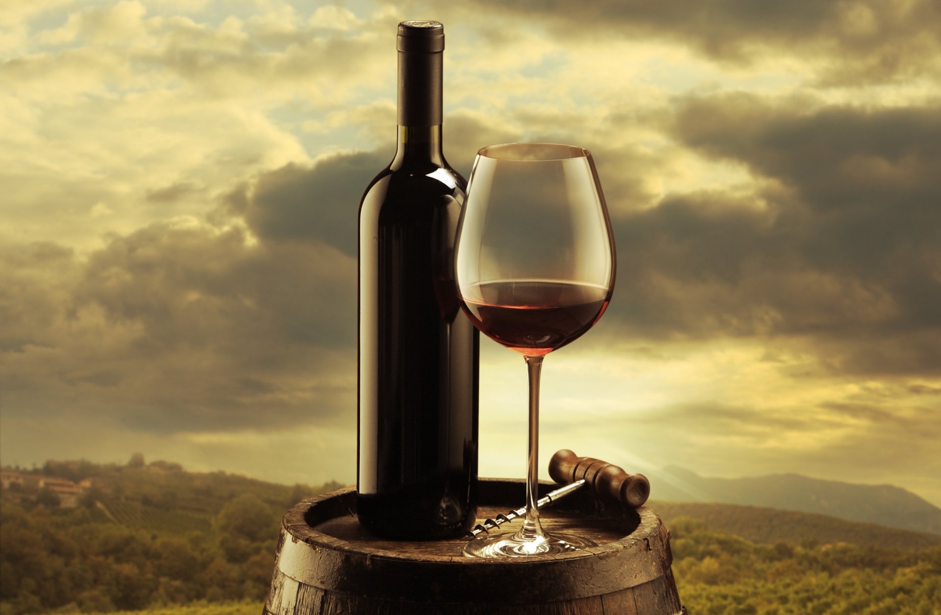 vino rosso bottiglia bicchiere cavatappi botte sfondo cielo nuvole vigneti