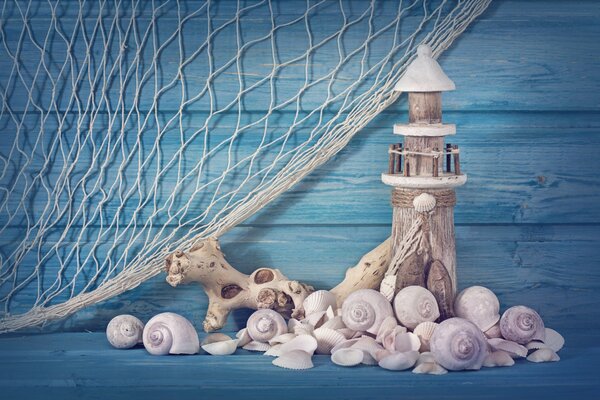 Artigianato a tema marino da conchiglie e reti