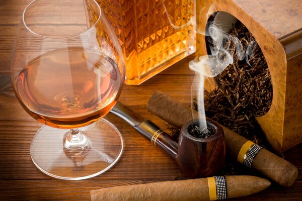 Tambov in una pipa fuma in un bicchiere di rum