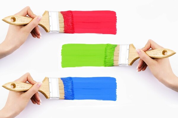 La ragazza dipinge con un pennello in diversi colori